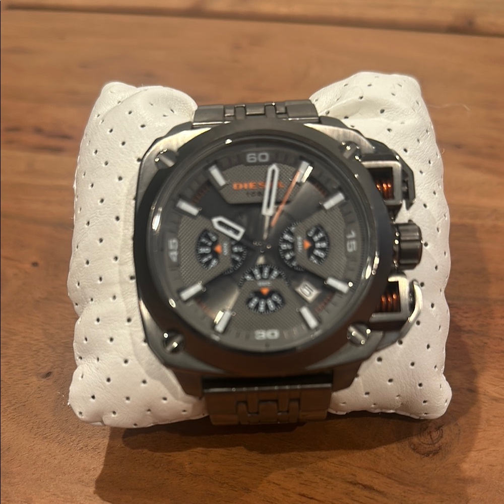 Diesel 10 Bar Men’s Watch with orange accents.  In working order. No extra links